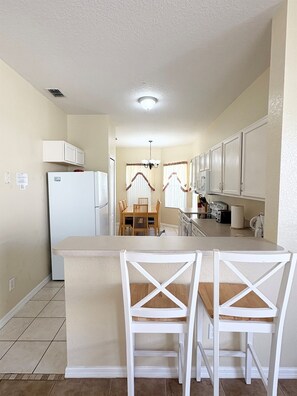 Fridge, microwave, oven, stovetop - Disney Retreat! 15 Mins Away + Private Pool & Golf Views – The Gleneagles Escape (Davenport)