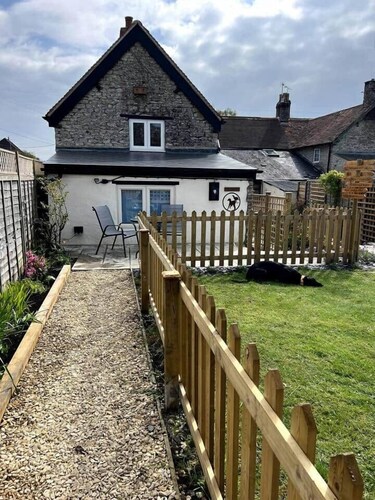 The Dog House, Mere - Dog Friendly Cottage with Parking