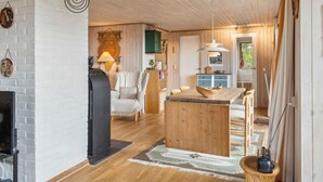 Un salon chaleureux avec une cheminée, des meubles en bois et un coin repas.