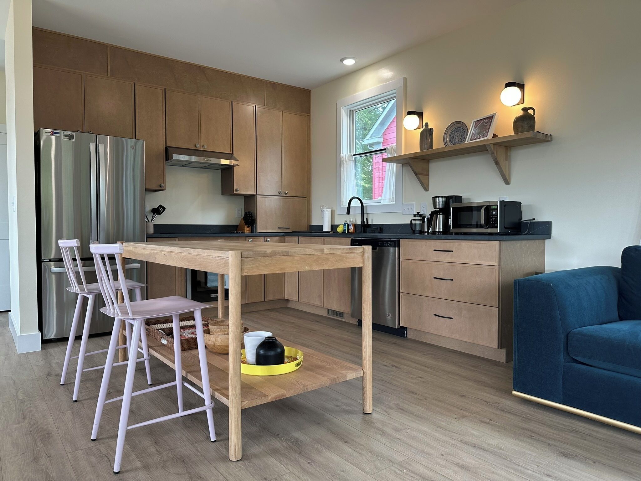 Jääkaappi, mikroaaltouuni, uuni, liesi