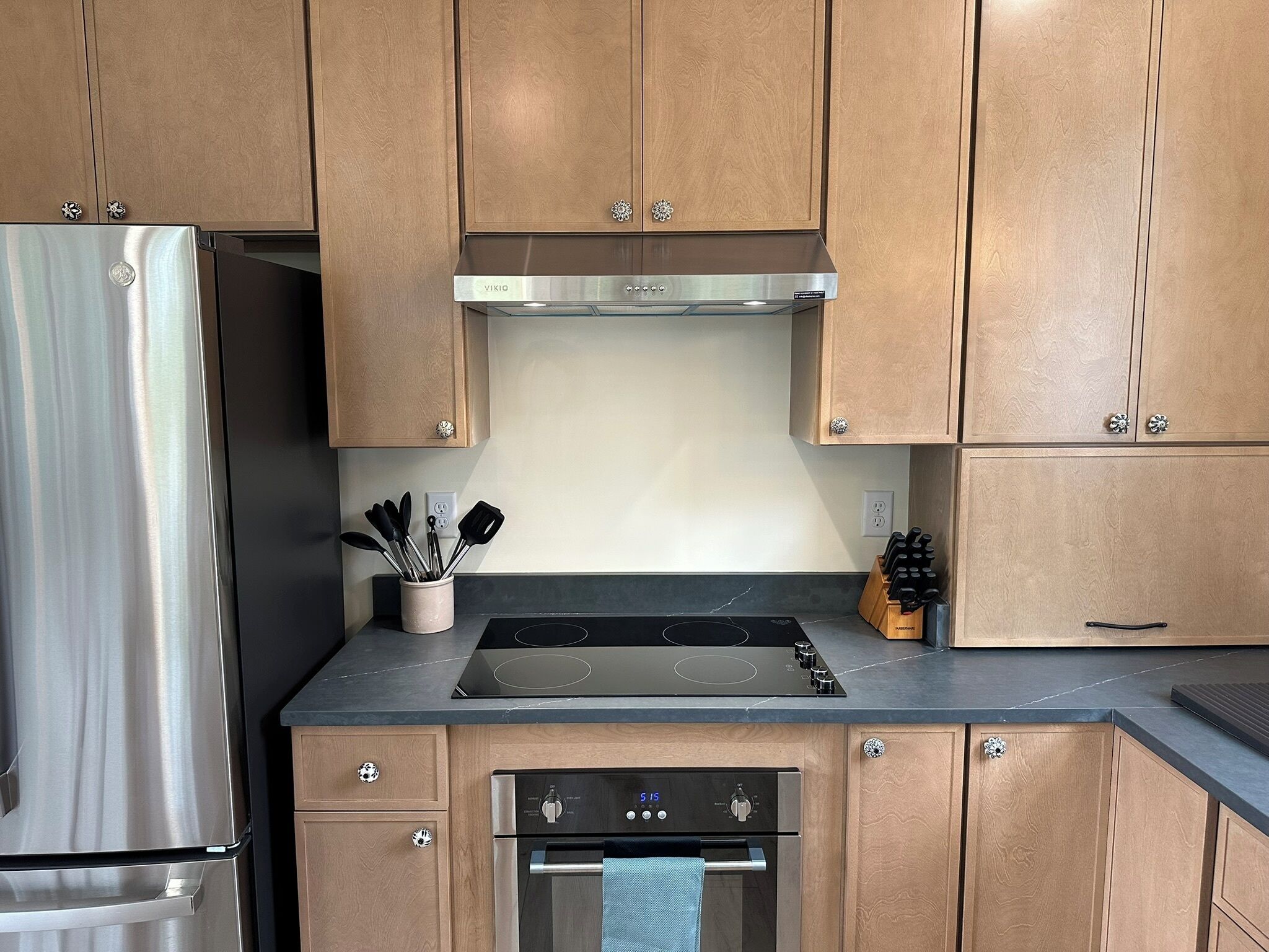 Refrigerador, microondas, horno y parrilla de estufa 