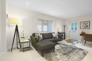 TV - Modern Comfort 2-Bedroom, 2-Bathroom House (Chessington)
