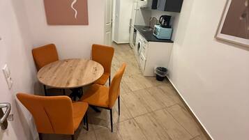 Basic-Apartment | Eigene Küche | Kühlschrank, Mikrowelle, Ofen, Herdplatte