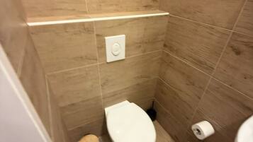 Basic-Apartment | Badezimmer | Dusche, kostenlose Toilettenartikel, Haartrockner, Handtücher