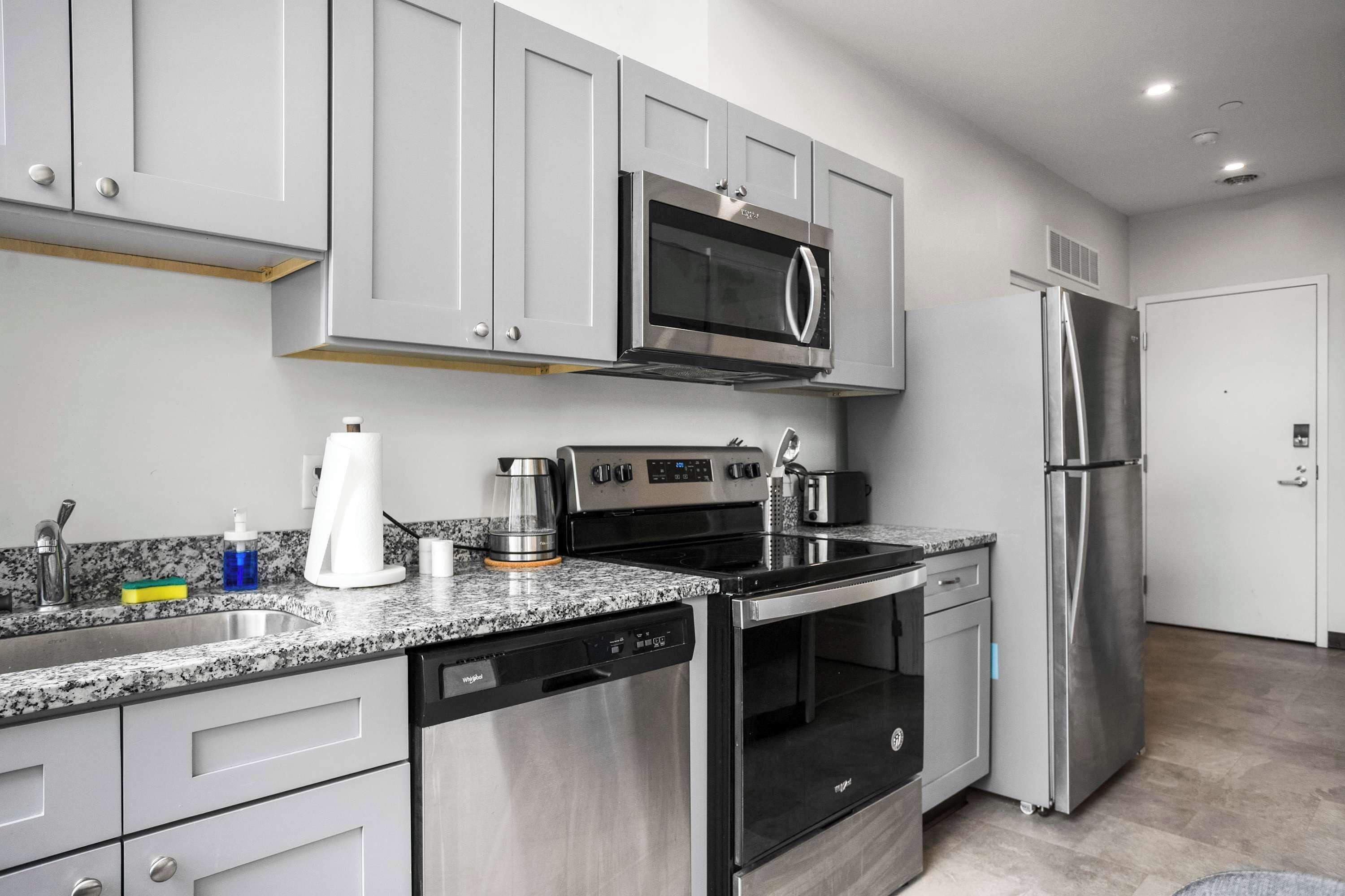 Refrigerador, microondas, horno y parrilla de estufa 