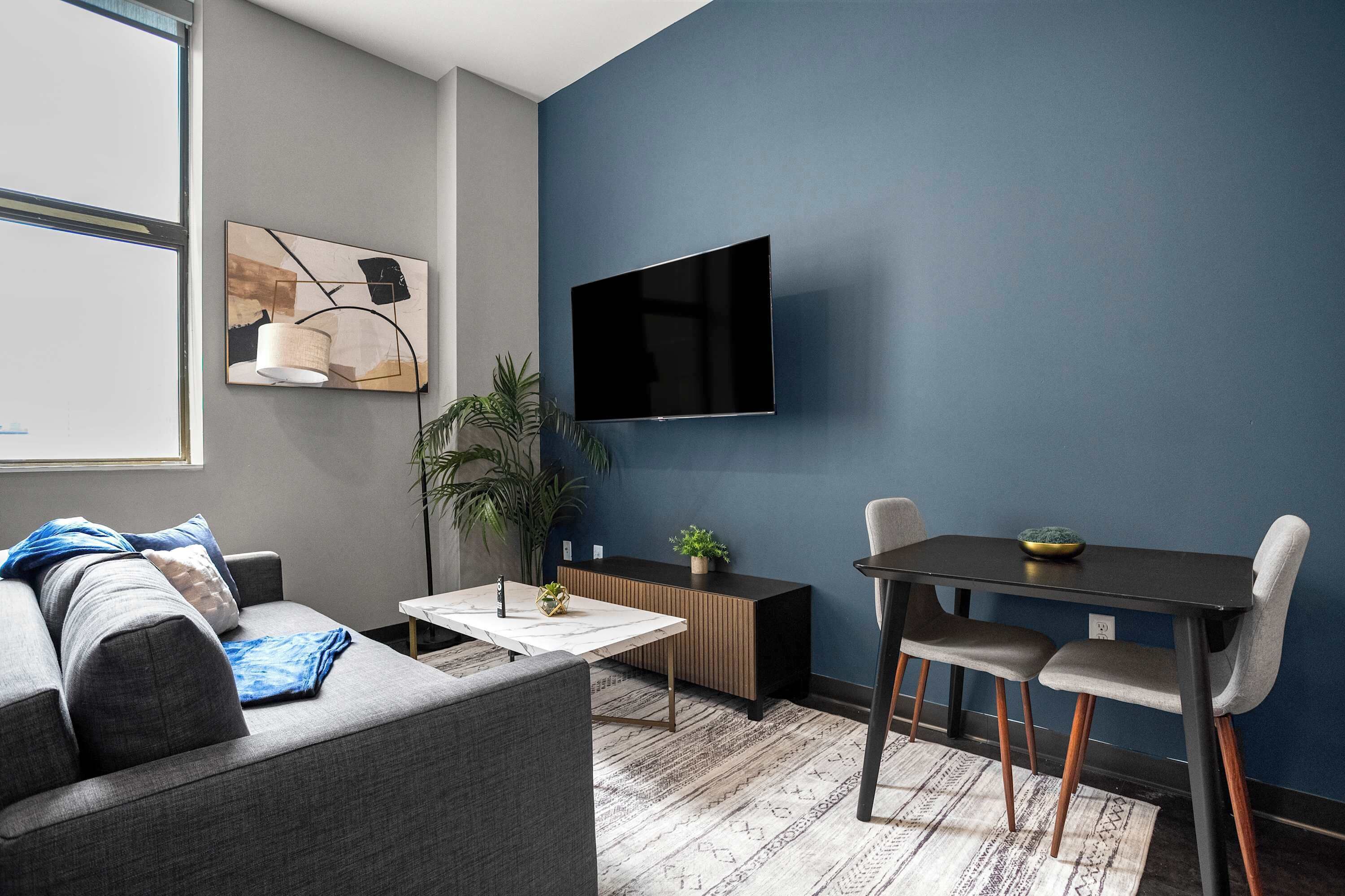 Televisión y oficina 