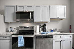 Kjøleskap, mikrobølgeovn, ovn og kokeplater