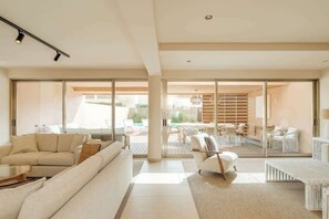 A spacious living area with a large sliding glass door leading to an outdoor patio. - 4BR Villa w/ Private Pool | Salgados | DA’Home (Albufeira)