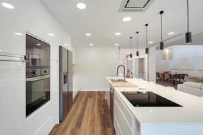 Refrigerador, microondas, horno y parrilla de estufa 