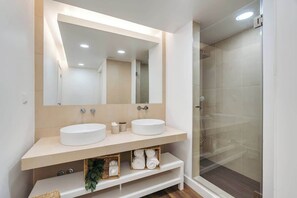 Douche, sèche-cheveux, shampoing