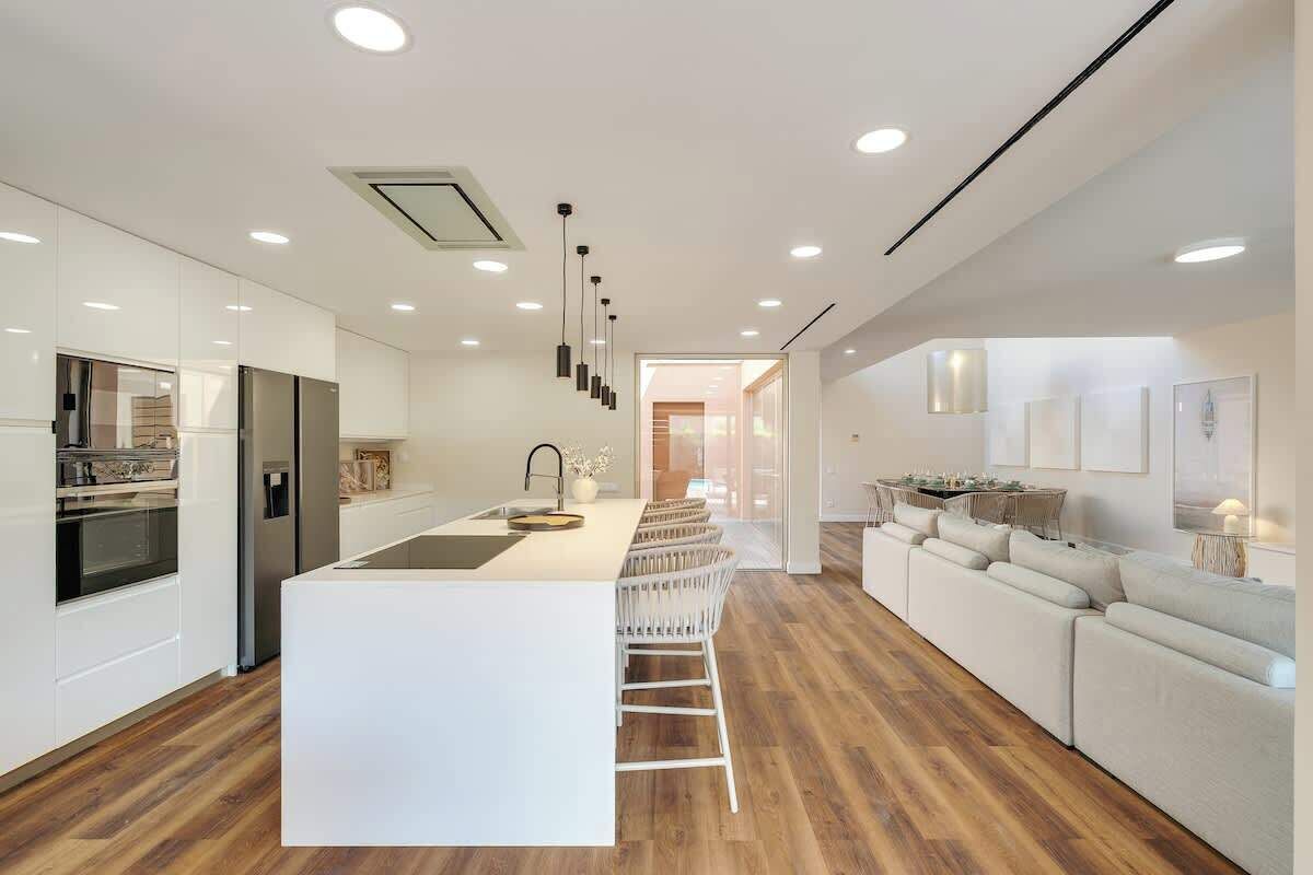 Kylskåp, mikrovågsugn, ugn och spishäll