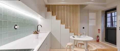 Frigorifero, forno, piano cottura, lavastoviglie