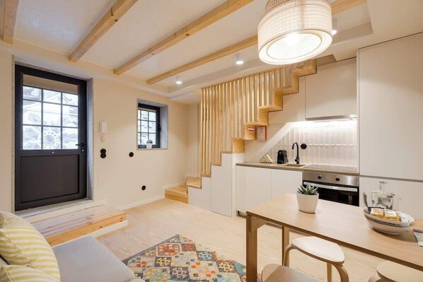 Fridge, oven, stovetop, coffee/tea maker