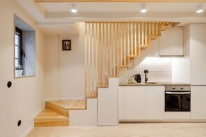 Fridge, oven, stovetop, coffee/tea maker