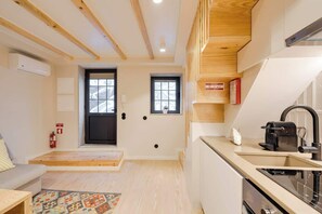 Fridge, oven, stovetop, coffee/tea maker - Figueirôa Four Houses by DA'Home #Rattan (Porto)