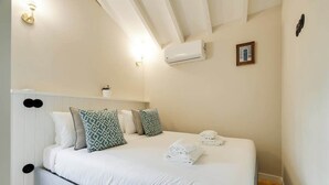 Een strijkplank/strijkijzer, wifi, beddengoed