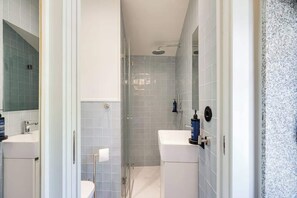 Shower, hair dryer, shampoo - Figueirôa Four Houses by DA'Home #Sal (Porto)