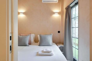 Tabla de planchar con plancha, wifi y ropa de cama 