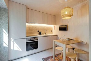 Fridge, oven, stovetop, coffee/tea maker - Figueirôa Four Houses by DA'Home #Terracota (Porto)