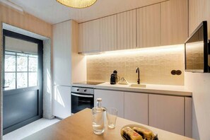 Fridge, oven, stovetop, coffee/tea maker - Figueirôa Four Houses by DA'Home #Terracota (Porto)