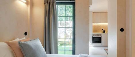 1 habitación, tabla de planchar con plancha, wifi y ropa de cama