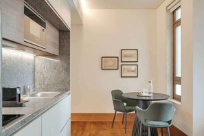 Fridge, microwave, stovetop, dishwasher - Republica 144 Apartamentos by DA'Home (Porto)