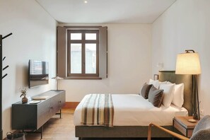 Een strijkplank/strijkijzer, reisbedje, wifi, beddengoed