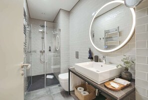 Een douche, een haardroger, handdoeken