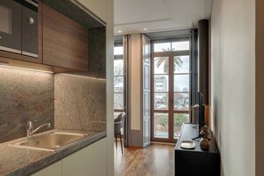 Kjøleskap, mikrobølgeovn, kokeplater og oppvaskmaskin