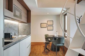 Kjøleskap, mikrobølgeovn, kokeplater og oppvaskmaskin