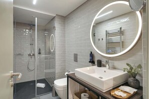 Een douche, een haardroger, handdoeken