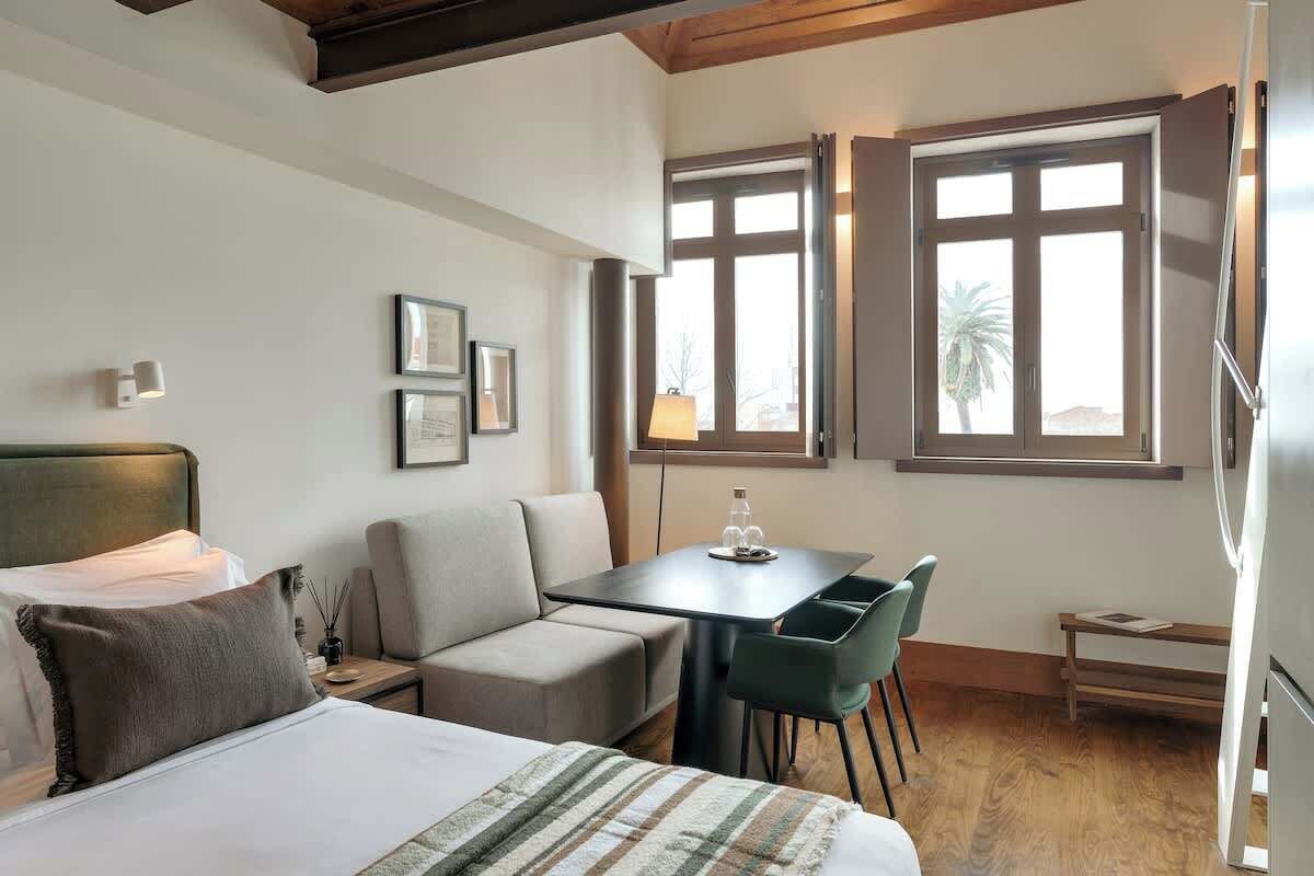 Tabla de planchar con plancha, cuna de viaje, wifi y ropa de cama 