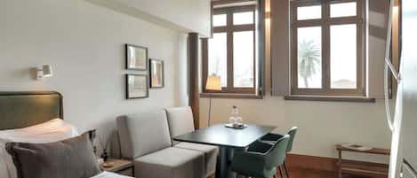 Tabla de planchar con plancha, cuna de viaje, wifi y ropa de cama