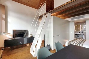 Een strijkplank/strijkijzer, reisbedje, wifi, beddengoed