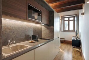 Kjøleskap, mikrobølgeovn, kokeplater og oppvaskmaskin