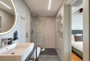 Een douche, een haardroger, handdoeken