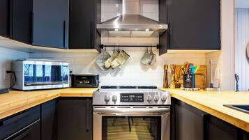 Fridge, microwave, stovetop, dishwasher