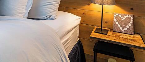 2 bedrooms, desk, iron/ironing board, WiFi