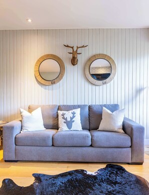 Tv, pejs, bøger, kontorer