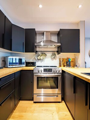 Fridge, microwave, stovetop, dishwasher - Epic Lake View - Tremblant Panoramic View (Mont-Tremblant)