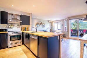 Fridge, microwave, stovetop, dishwasher - Epic Lake View - Tremblant Panoramic View (Mont-Tremblant)