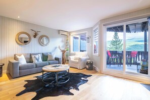 TV, fireplace, books, offices - Epic Lake View - Tremblant Panoramic View (Mont-Tremblant)