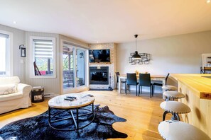 TV, fireplace, books, offices - Epic Lake View - Tremblant Panoramic View (Mont-Tremblant)