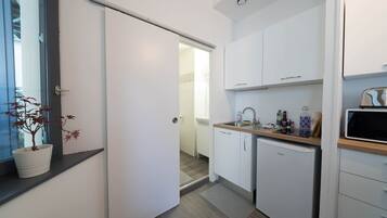 Een koelkast, een microgolfoven, een kookplaat, een broodrooster