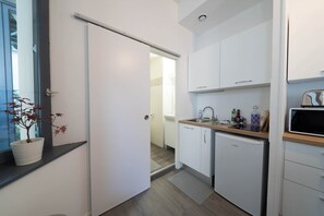 Réfrigérateur, micro-ondes, plaque de cuisson, grille-pain