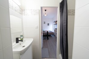 1 chambre, fer et planche à repasser, Wi-Fi gratuit, draps fournis