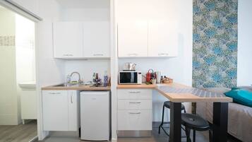 Een koelkast, een microgolfoven, een kookplaat, een broodrooster