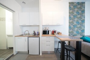 Réfrigérateur, micro-ondes, plaque de cuisson, grille-pain