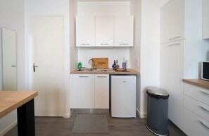 Réfrigérateur, micro-ondes, plaque de cuisson, grille-pain