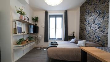 1 slaapkamer, een strijkplank/strijkijzer, gratis wifi, beddengoed